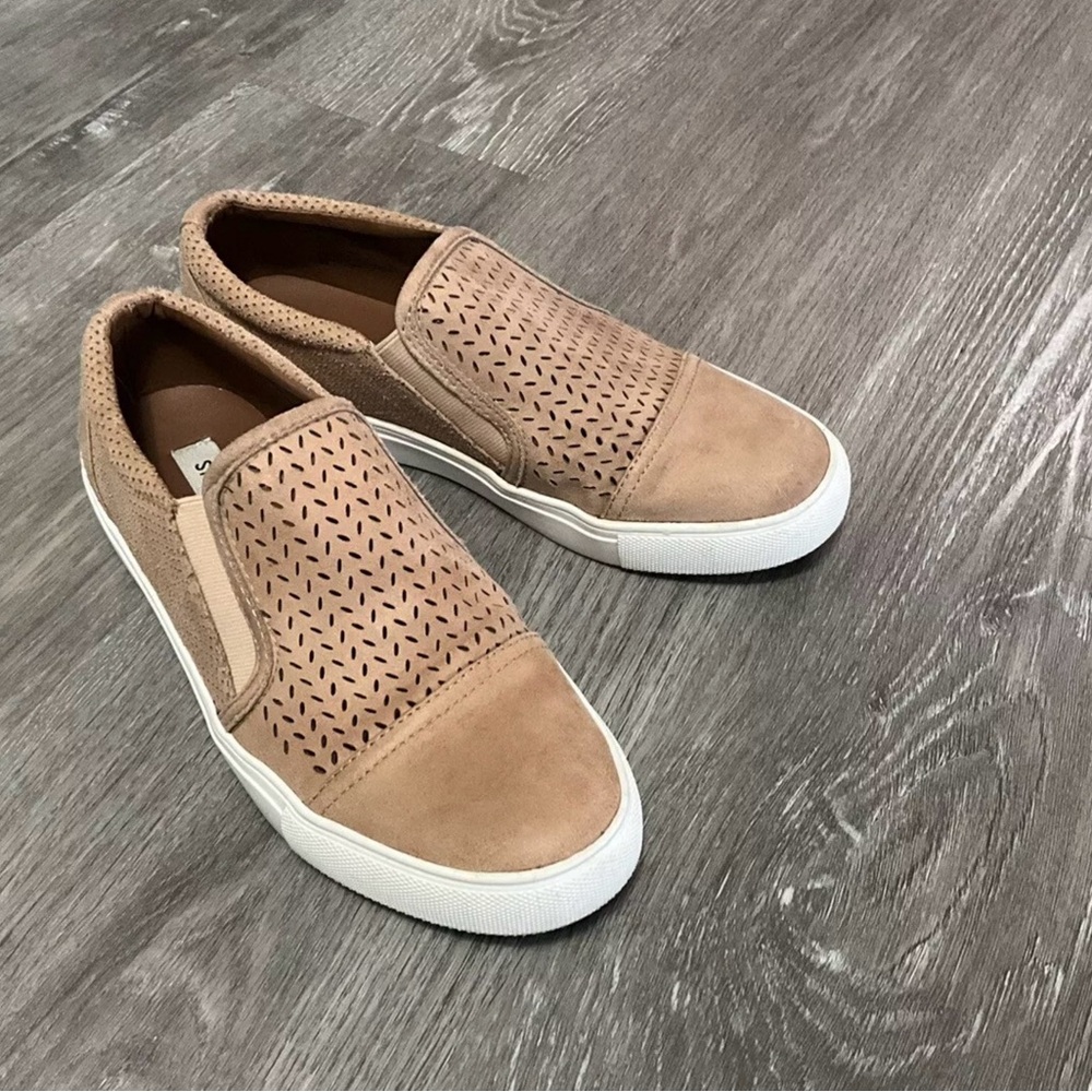 Steve Madden Valene beige slip ons size 8.5